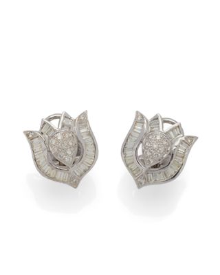 une photo d'une paire de boucles d'oreilles en diamant et en or blanc