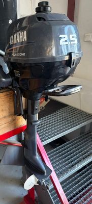 a motor that is sitting on a stand in a garage