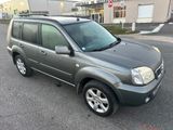 une photo d'un SUV gris garé sur un parking