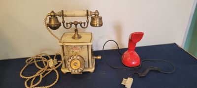 Ensemble de téléphones anciens dont Ericophon
