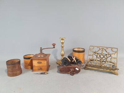 un grand nombre d'objets posés sur une table
