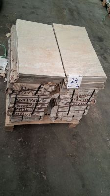 plusieurs piles de bois empilées les unes sur les autres dans un entrepôt