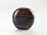 un vase posé sur une surface blanche