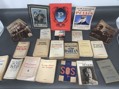 plusieurs livres posés sur une table, accompagnés de photos d'hommes et de femmes en uniforme