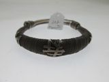 un gros plan d'un bracelet en métal orné d'une croix