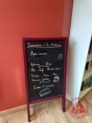 un tableau noir sur lequel sont écrites des notes, dans un coin de la pièce