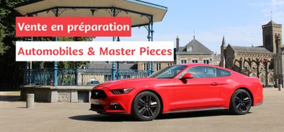 la Mustang rouge garée devant un immeuble sur lequel on pouvait lire « Vente d'automobiles de collection et de chefs-d'œuvre »