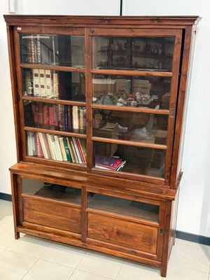 une bibliothèque en bois sur laquelle sont posés de nombreux livres