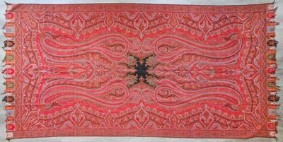 un vieux tapis rouge et noir orné d'un motif