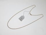 gros plan d'un collier auquel est attachée une étiquette