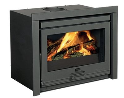 un gros plan d'un poêle avec un feu à l'intérieur