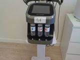 une machine posée sur un support dans une pièce