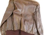 une veste en cuir marron sur fond blanc