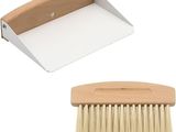 un pinceau blanc et un porte-pinceau en bois sur fond blanc