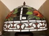 une photo d'une lampe posée sur une table, à côté d'une boîte en carton