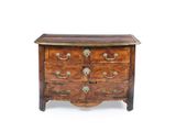 une commode ancienne avec des poignées en laiton et un plateau en bois