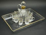 Ensemble de carafe en cristal comprenant quatre verres et une carafe, le tout présenté sur un plateau