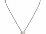 gros plan d'un collier sur fond blanc