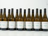 six bouteilles de vin sont alignées sur une table