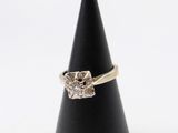un gros plan d'une bague en diamant posée sur un cône noir