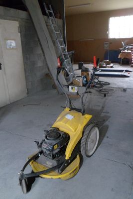 une machine jaune qui se trouve dans un garage