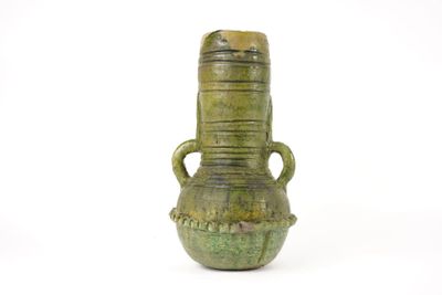 MAROC. VASE en faïence émaillée verte, décor géométrique inc…