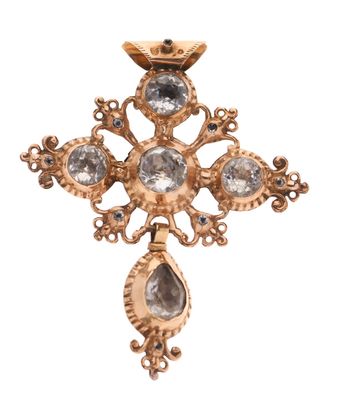 un gros plan d'une croix surmontée d'une couronne