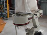 une machine posée sur un chariot dans un entrepôt