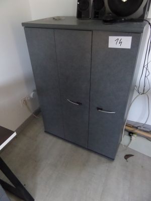 un meuble surmonté d'enceintes, dans une pièce