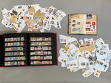 beaucoup de timbres posés sur la table, à côté d'un livre