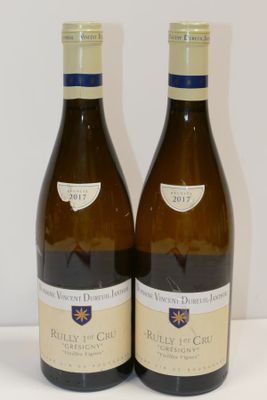 deux bouteilles de vin posées sur une table l'une à côté de l'autre