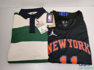 Deux maillots de basket-ball de New York sont exposés sur une table