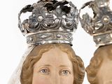 two figurines of queen elizabeth and prince philip