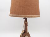 une image représentant une lampe posée sur une table, avec un cordon