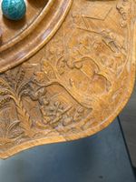 Table basse en bois sculpté de visages, et de scènes animés … (photo 4)
