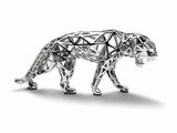 une figurine en argent représentant un guépard sur fond blanc