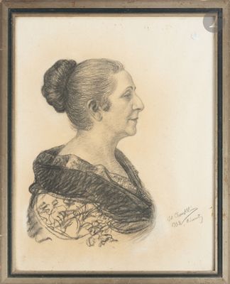 portrait d'une femme avec un chignon