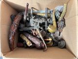 une boîte en carton remplie d'objets divers, comme des armes à feu et des couteaux