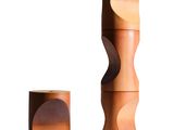 deux vases en bois posés l'un à côté de l'autre sur une surface blanche