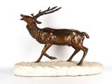 sculpture en bronze représentant un cerf, posée sur un socle en marbre