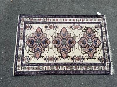 un tapis posé par terre, avec un chat allongé dessus