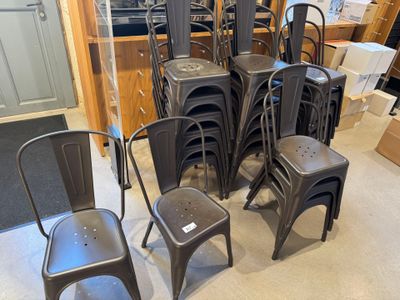 de nombreuses chaises empilées dans une pièce