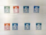 une photo d'un mur recouvert de nombreux timbres