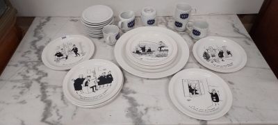 beaucoup d'assiettes et de tasses sur la table