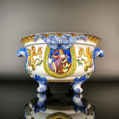 un bol blanc orné d'un motif bleu et jaune