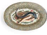 une assiette contenant du poisson, posée sur un fond blanc