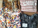 une boîte remplie de vêtements, avec une étiquette posée dessus