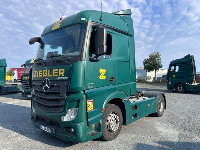 un camion vert garé sur un parking