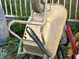 une brouette qui traîne au milieu d'un tas de vieilleries