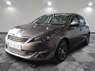 la voiture grise est garée sur un sol en damier dans le garage